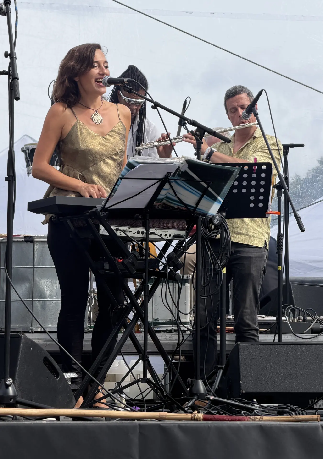 Vocalista da Mind Priority ao teclado em apresentação ao vivo